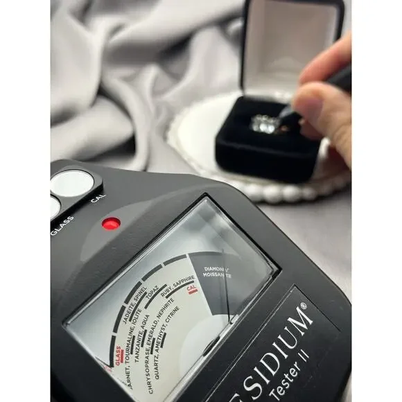 9k Yellow Gold Topaz & Diamond Ring SZ 8 / 3 Grams - Picture 7 of 8